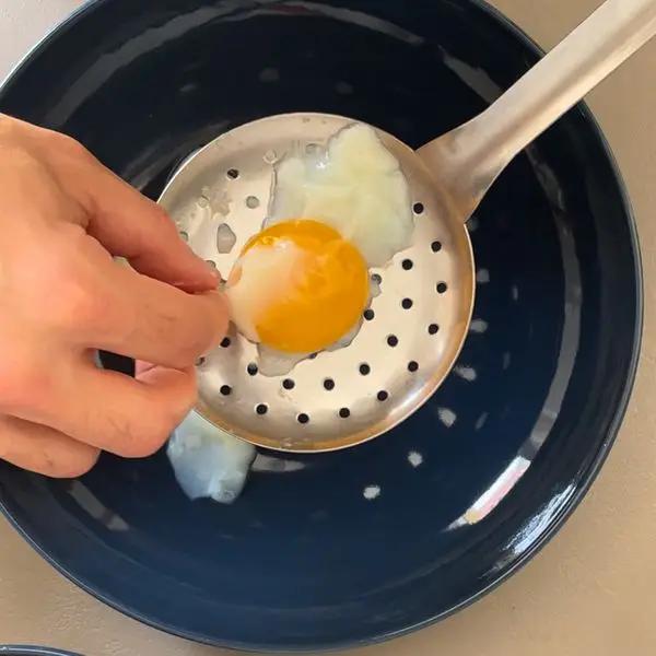 Immagine dello step: Mentre si cuoce la pasta, rigenerate le uova con il roner a 45° per 15 minuti. Aprite le uova e con estrema delicatezza separate il tuorlo dall'albume. Tenetelo da parte per l'impiattamento finale.