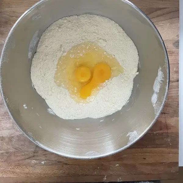 Immagine dello step: Aggiungi le uova e lavora fino ad ottenere un composto liscio