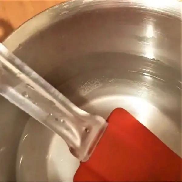 Immagine dello step: Unite l'acqua frizzante tiepida con il bicarbonato sciolto dentro