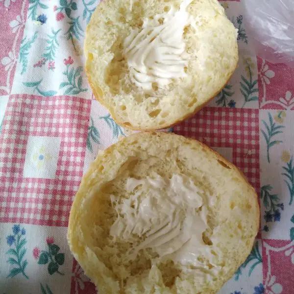 Immagine dello step: Tagliare a metà il panino aggiungwre la maionese