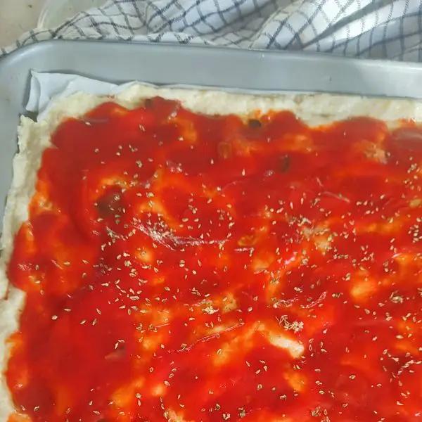 Immagine dello step: Farcire con la salsa di pomodoro ( io l'ho cucinata per 10 minuti), sale, olio ed origano.