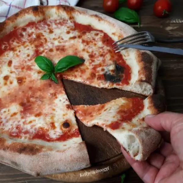 Immagine dello step: Sforniamo impattiamo e gustiamo la nostra pizza al piatto.