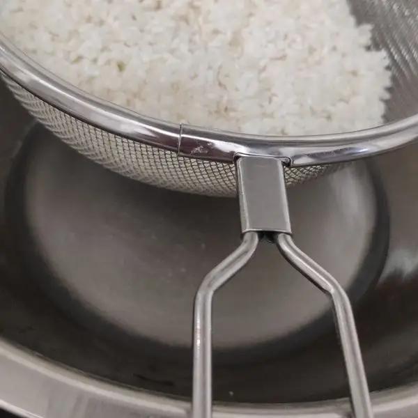 Immagine dello step: Prepariamo il riso da sushi . Lavate bene il riso fino a che l'acqua non sarà trasparente,almeno 6 volte .