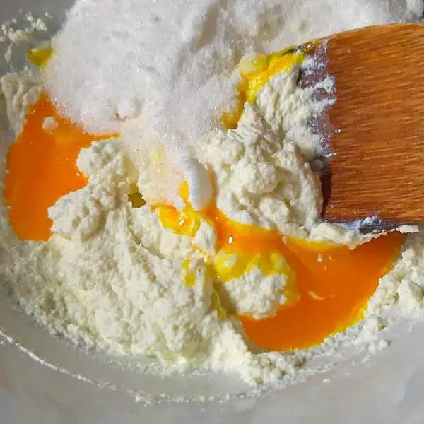 Immagine dello step: Unite solo i tuorli delle uova, lo zucchero e rimescolate bene