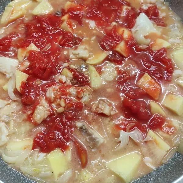 Immagine dello step: ✅Mescolare bene e ricoprire con i pomodori pelati schiacciati con una forchetta , aggiustare di sale e di pepe.