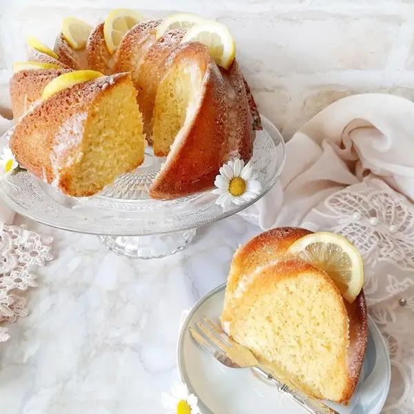Immagine dello step: Una volta sfornato la torta, lasciamo raffreddare mettiamo la glassa al limone e spolveriamo con zucchero a velo.