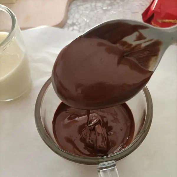 Immagine dello step: Sciogliere il cioccolato fondente nello stesso modo di quello bianco
